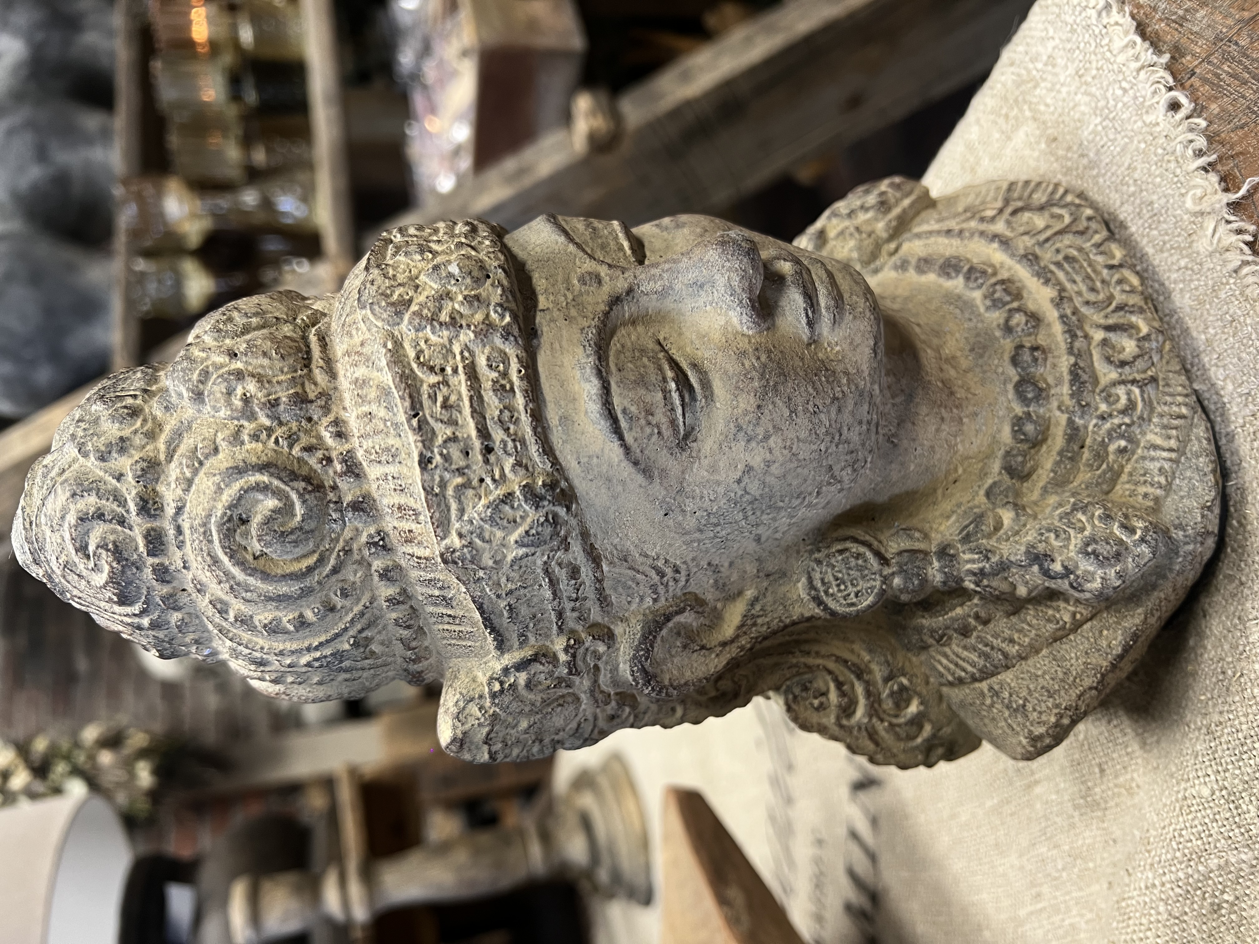 Buddha head stone >  h 25 x 16/10cm