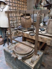 Oud metalen lepelrek incl 5 oude lepels