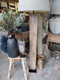 Vloerlamp van oud hout op een voetplaat h 147cm
