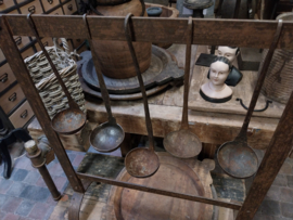Oud metalen lepelrek incl 5 oude lepels
