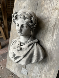 Wandbord hout/beton met buste Dame 55x38 cm