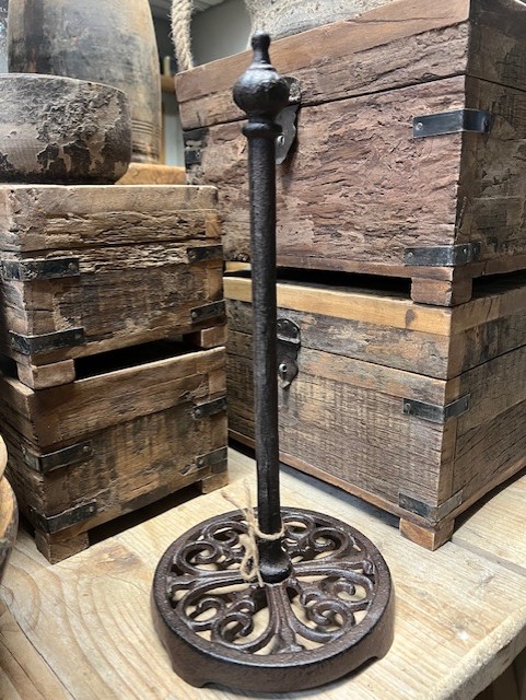 Keukenrolhouder gietijzer h 33 cm