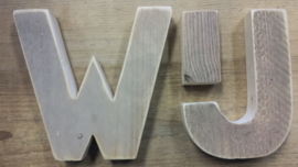 Cijfers en letters van steigerhout v.a.  h18  x d3 cm  € 11,95 .......