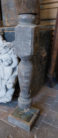 Kandelaar "pilaster " , hout met metalen details > h 50cm