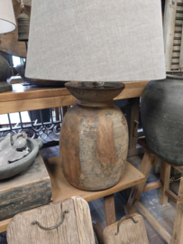 Kruiklamp ( van oud houten Nepalese pot ) met kap van Brynxz " Stone "