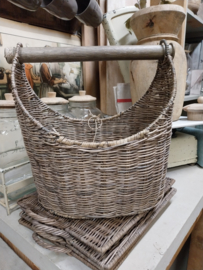 Mand met houten hengsel " Rattan Basket "  ( o.a.  toilet rolls ) 