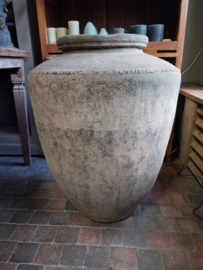 Oude kruik / pot h 80 x 65 cm . Uniek!