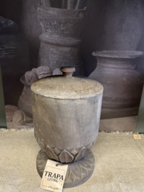 Pot met Deksel op voet bewerkt h 25 cm