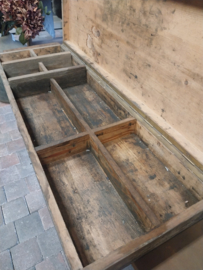 Oude kist met vakken > prachtige patina ! 90x30x10cm
