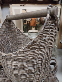 Mand met houten hengsel " Rattan Basket "  ( o.a.  toilet rolls ) 