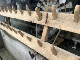Kleding- / decoratie hanger = zeer oude EG