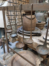 Oud metalen lepelrek incl 5 oude lepels