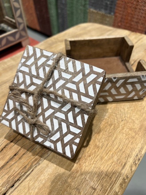 Set van 4 houten onderzetters in houder 12x12cm