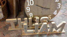 Cijfers en letters van steigerhout op een voetplaat v.a. h20 cm x d 3 cm