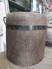 Prachtige oude poer met metalen details. Ø 30 x h 30 cm