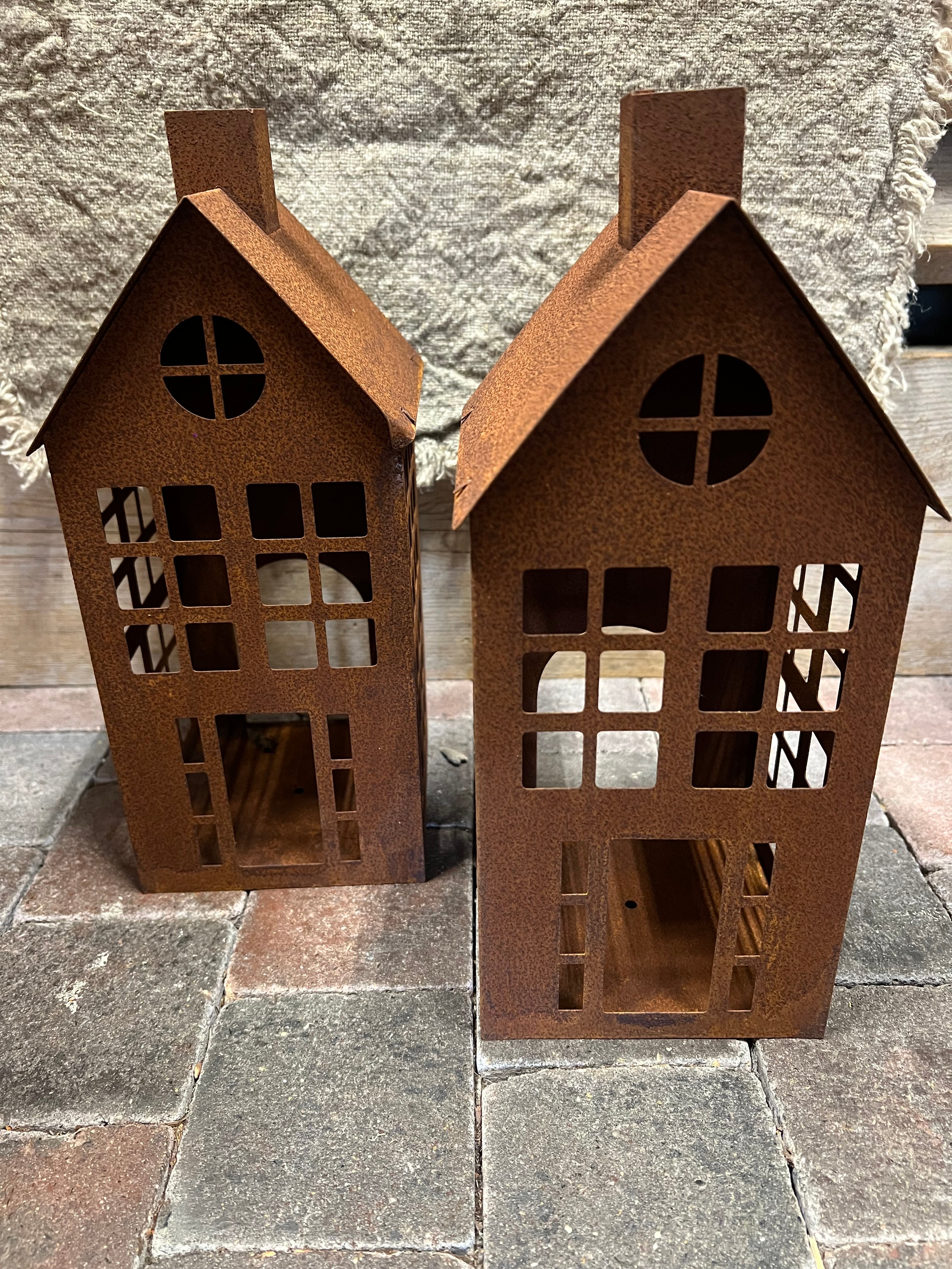 Rusty House Candleholder  >  14 x 31 cm
