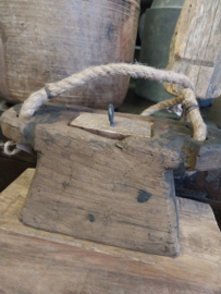 Old wooden " oil box " met touw  > altijd uniek !