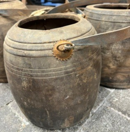 Oud houten Pot met metalen - old - hengsel  " kookpot "