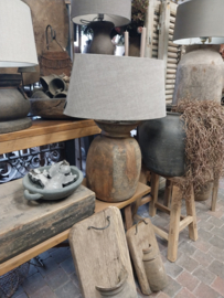 Kruiklamp ( van oud houten Nepalese pot ) met kap van Brynxz " Stone "