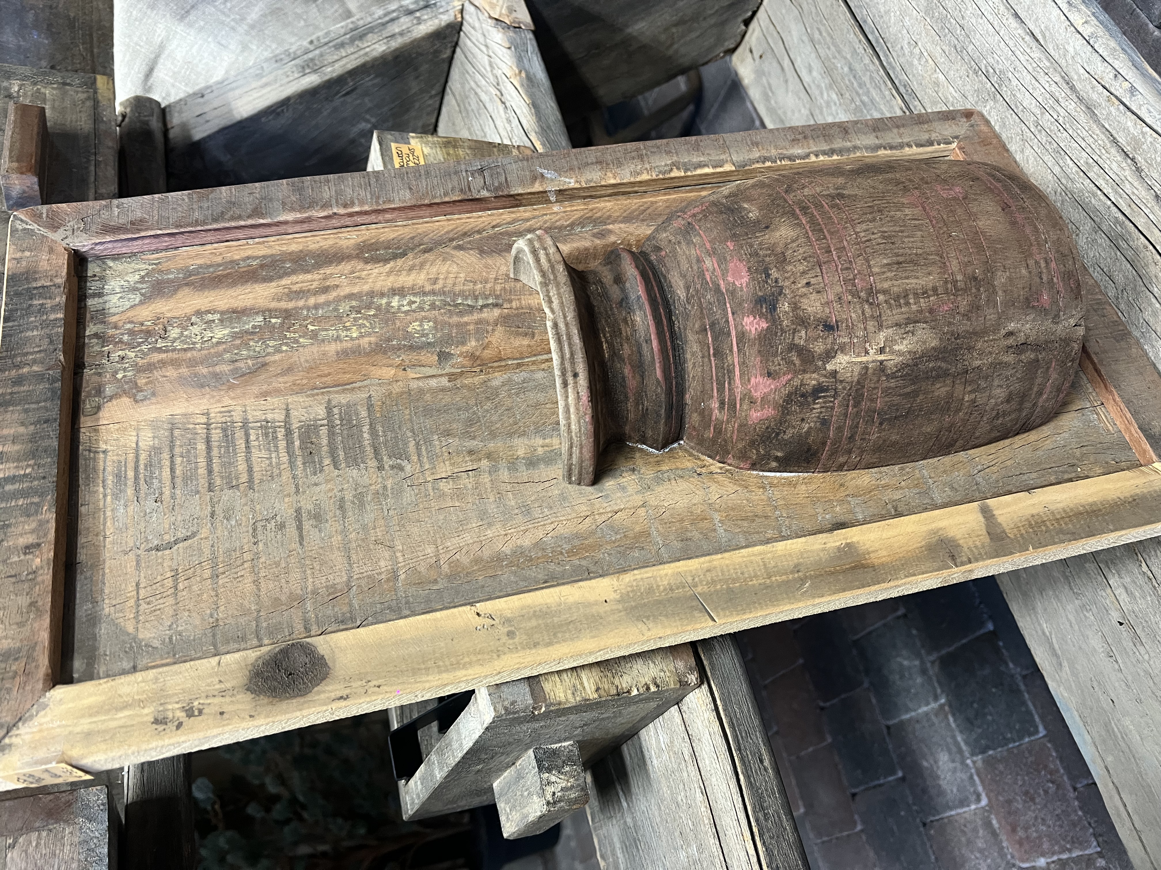 Wandbord oud hout met - halve / Nepalese kruik 55x28cm ( zie foto incl deco ) 