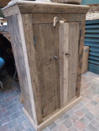 Kastje > oud hout > met planken h 120 cm
