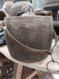 Oud houten " kookpot " met hengsel.