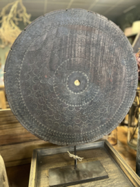 Houten uniek rond ornament op voet 2) afm h 68 x Ø 54 cm
