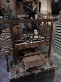 Oud metalen lepelrek incl 5 oude lepels