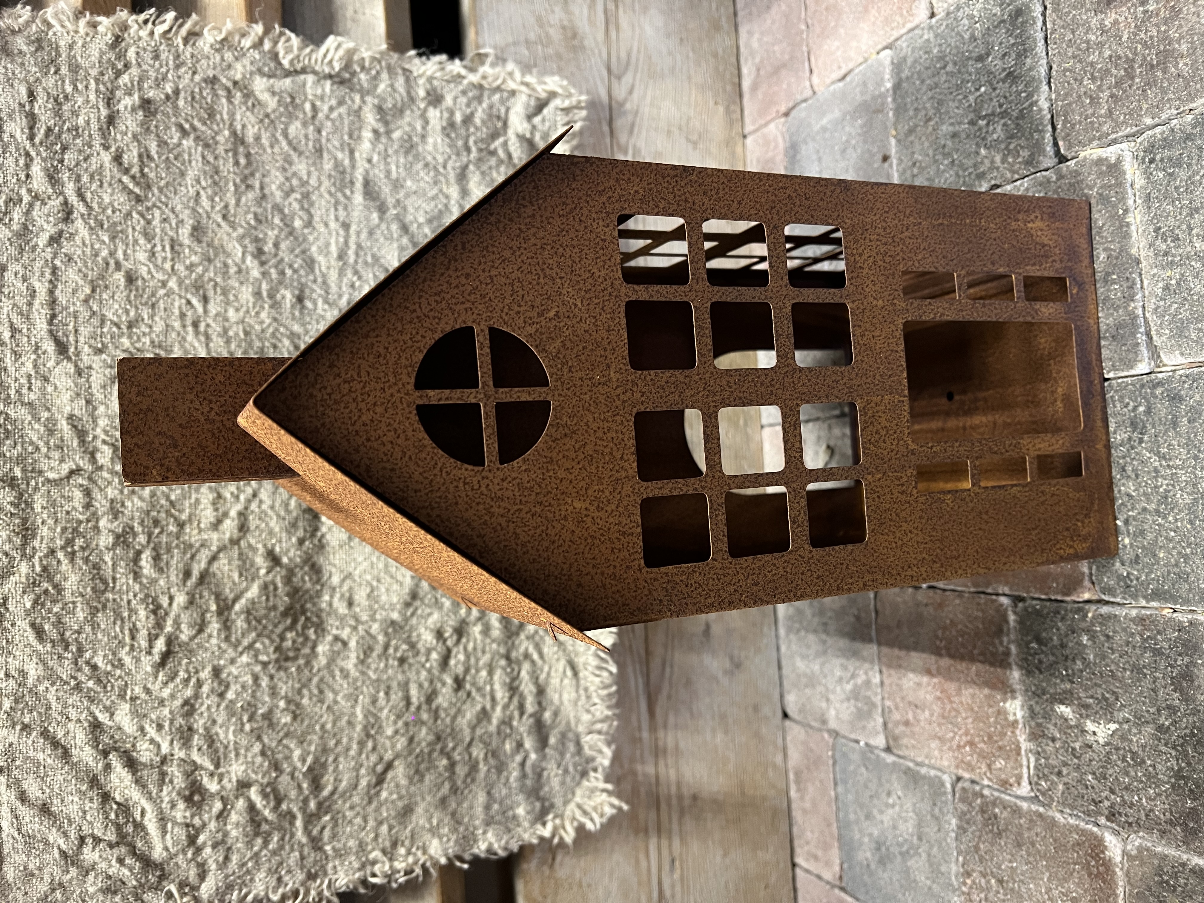 Rusty House Candleholder  >  17 x 38 cm