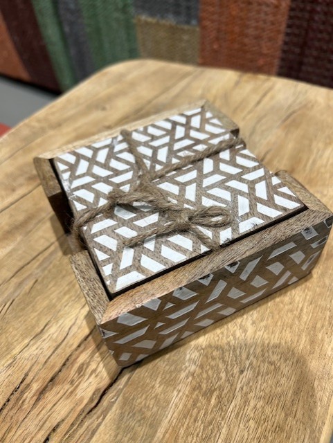 Set van 4 houten onderzetters in houder 12x12cm
