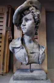 Beton Buste "vrouw met de Baret "  h 49 cm