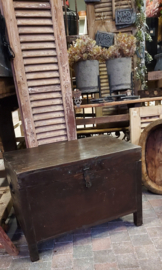 Stoere oud houten kist op lage pootjes