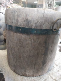 Prachtige oude poer met metalen details. Ø 30 x h 30 cm