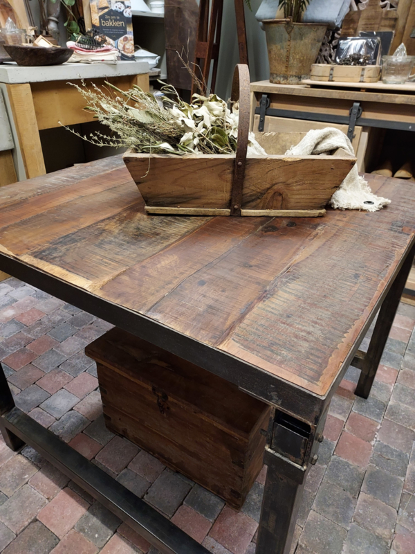 Rubber Redding het is nutteloos Tafel oud hout met industrieel onderstel 90 cm | Meubelen & Spiegels |  GoedGevonden