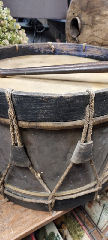 Oude trommel ( gaaf ! met stokken 40 x h 28 cm | Brocante, Vondsten, & Byzonderheden.... | GoedGevonden