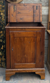 Antiek houten kastje met klep en deurtje (Epe)