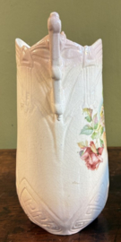 porseleinen vaas in karakteristieke Art Nouveau stijl.