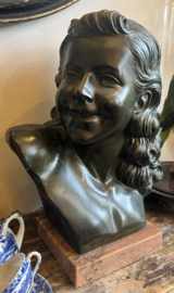 Antiek Art Deco Borstbeeld Lachend Meisje – op Marmeren Voet – ca. 1940