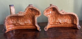 Antieke Terracotta Paaslam Bakvorm – Authentiek Frans/Duits Aardewerk (ca. 1900)