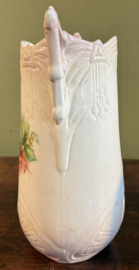 porseleinen vaas in karakteristieke Art Nouveau stijl.
