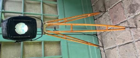 Vintage Theater lamp op houten driepoot