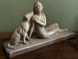 Art Deco sculptuur  liggende dame in jurk, vergezeld door hond.