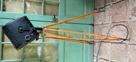 Vintage Theater lamp op houten driepoot