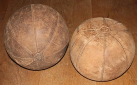 Oude lederen vintage gymnastiek ballen; Medicine ball's
