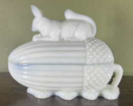 Melkglazen (opaline) suikerpot of bonbonnière