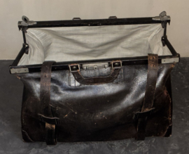Antieke / Vintage Robuuste Bruin Leren Dokterstas (Gladstone model) – Eerste helft 20e eeuw