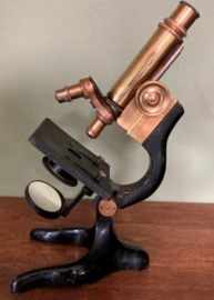 Oude Microscoop in bijbehorende kist