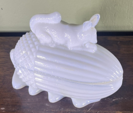 Melkglazen (opaline) suikerpot of bonbonnière