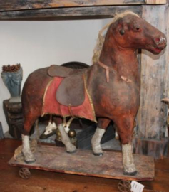 Oud papier-maché paard op houten frame met wielen