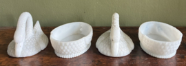 Vintage Vallerysthal Melkglas Zwaan op Nest (Epe)